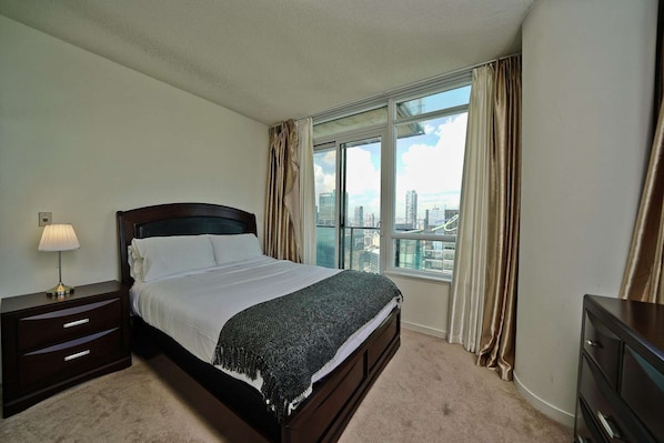 Tabla de planchar con plancha, wifi y ropa de cama