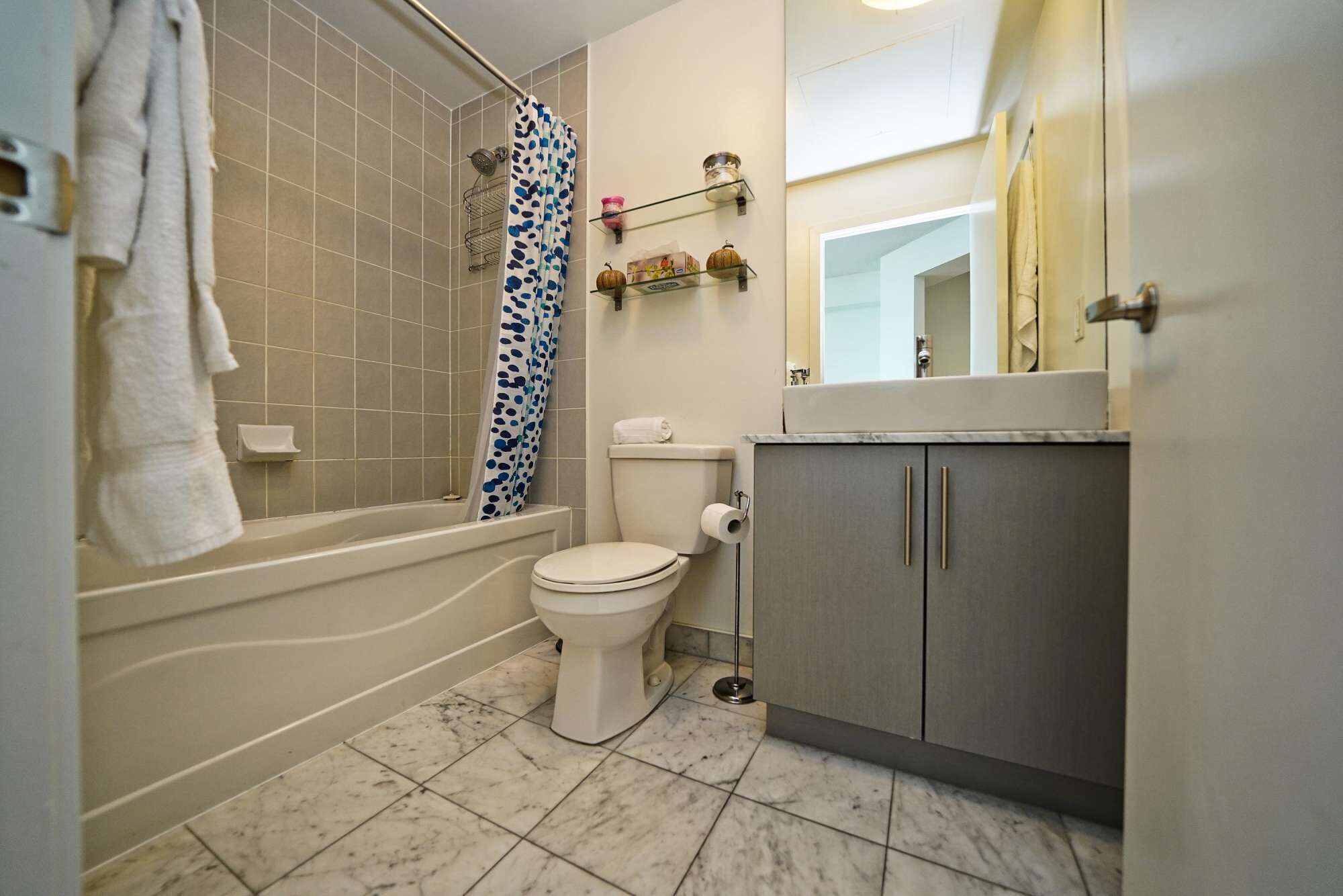 Secador de pelo, toallas