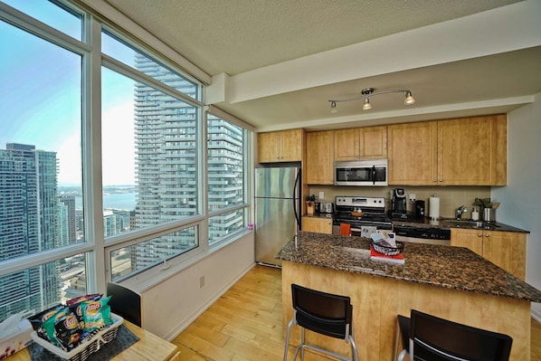 Kjøleskap, mikrobølgeovn, ovn og kokeplater