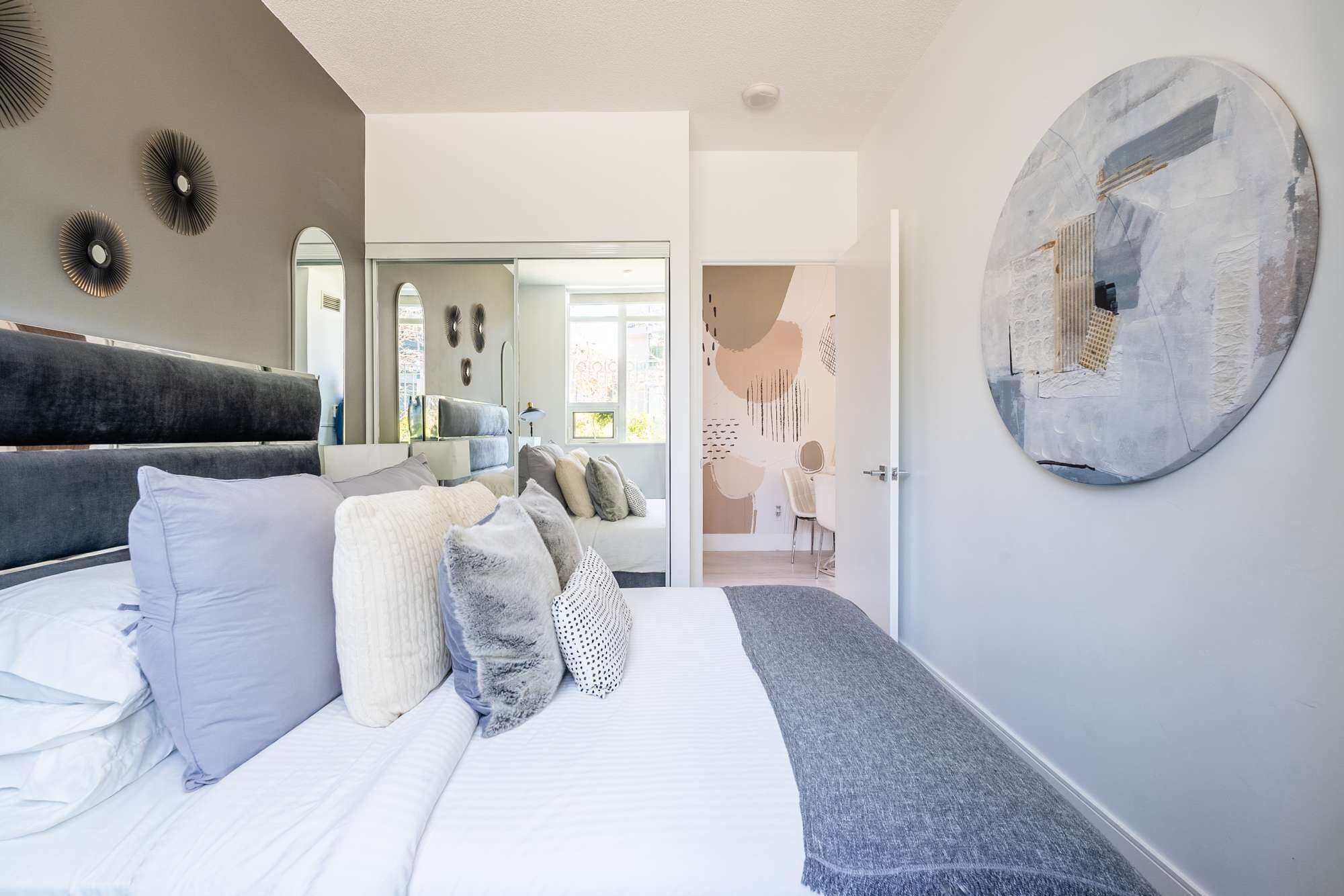 Tabla de planchar con plancha, wifi y ropa de cama 