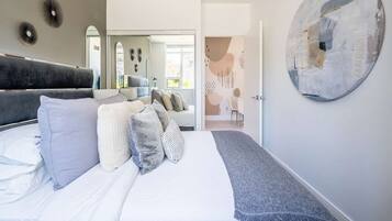 Tabla de planchar con plancha, wifi y ropa de cama