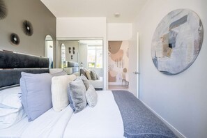 Tabla de planchar con plancha, wifi y ropa de cama