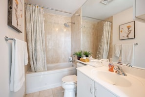 Secador de pelo, toallas