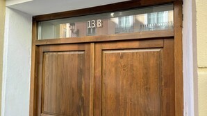 Una porta in legno con un pannello di vetro sopra, che mostra il numero "13B".