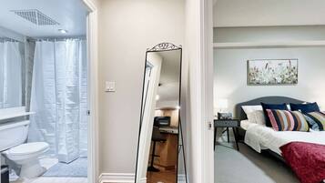 Tabla de planchar con plancha, wifi y ropa de cama