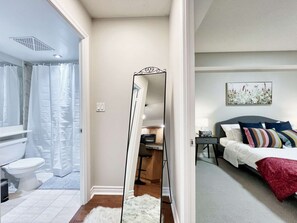 Tabla de planchar con plancha, wifi y ropa de cama