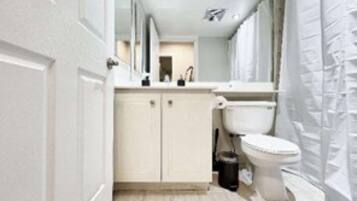 Secador de pelo, toallas