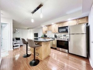 Refrigerador, microondas, horno, placa de cocina