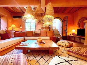Ein gemütliches Wohnzimmer mit Sofa, Couchtisch und Pendelleuchten.