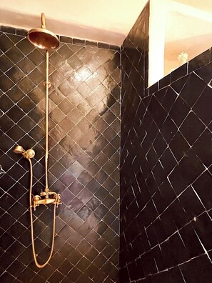 Shower, hair dryer, towels, soap - Palais Bouchka (Essaouira)