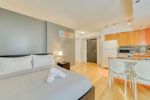 Tabla de planchar con plancha, wifi y ropa de cama