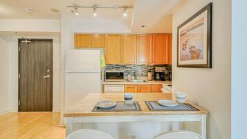 Refrigerador, microondas, horno, placa de cocina