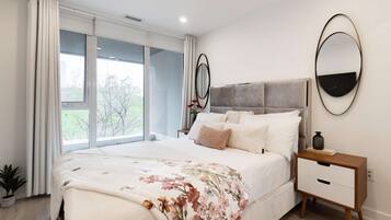 Tabla de planchar con plancha, wifi y ropa de cama