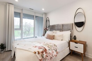 Tabla de planchar con plancha, wifi y ropa de cama