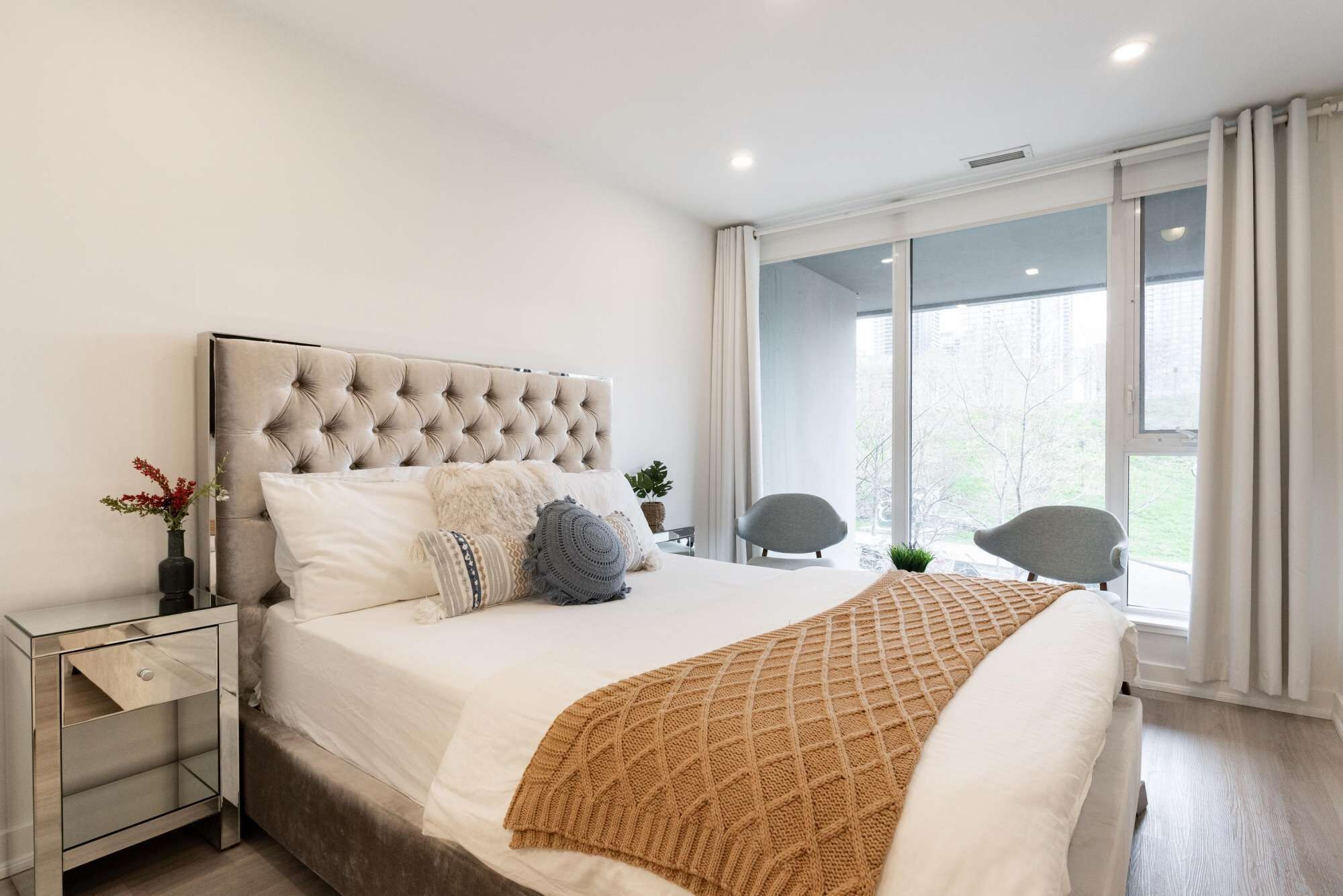 Tabla de planchar con plancha, wifi y ropa de cama 