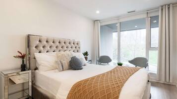 Tabla de planchar con plancha, wifi y ropa de cama