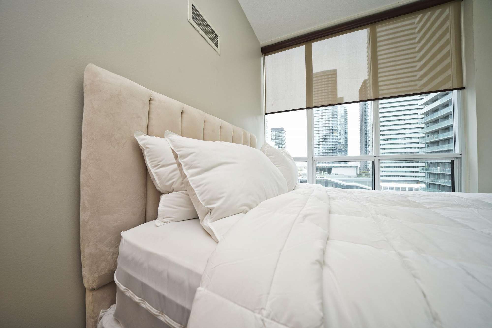 Escritorio, tabla de planchar con plancha, wifi y ropa de cama 