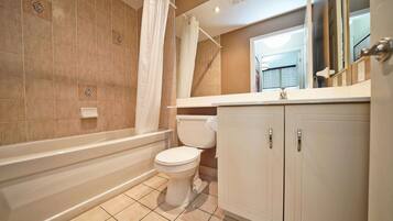 Secador de pelo, toallas