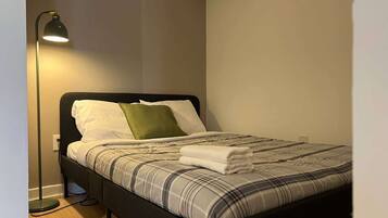 Tabla de planchar con plancha, wifi y ropa de cama