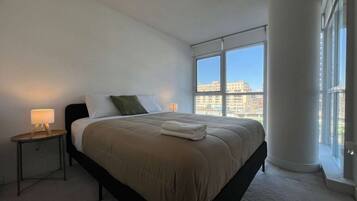 Tabla de planchar con plancha, wifi y ropa de cama