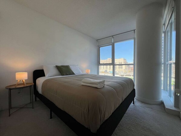 Tabla de planchar con plancha, wifi y ropa de cama