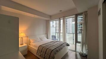 Tabla de planchar con plancha, wifi y ropa de cama