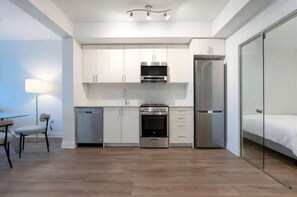 Frigorífico, microondas, horno y placa de cocina