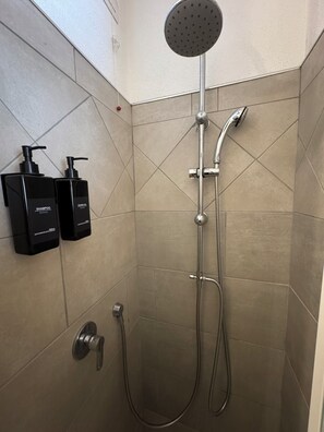 Dusche, Haartrockner, Bidet, Handtücher