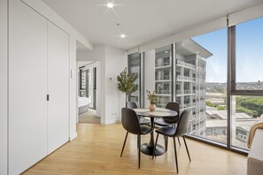 Apartment | Dining - Stylish 1-bed Apartment in South Brisbane (Brisbane)
