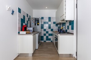 Departamento, 2 habitaciones, patio | Cocina privada | Refrigerador con congelador, microondas, horno y parrilla de estufa 