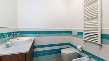 Apartment, 2 Bedrooms, Patio | Bathroom