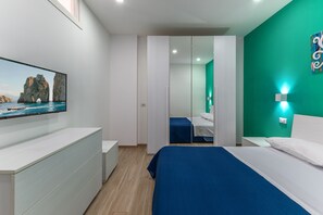 Departamento, 2 habitaciones, patio | Caja de seguridad en la habitación y tabla de planchar con plancha 