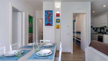 Apartment, 2 Bedrooms, Patio | Dining