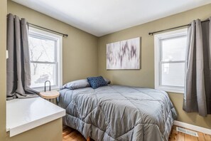 2 bedrooms, iron/ironing board, WiFi