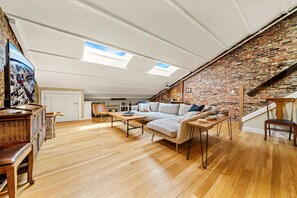 TV - Luxurious Penthouse with Modern Design in Downtown (Portland)