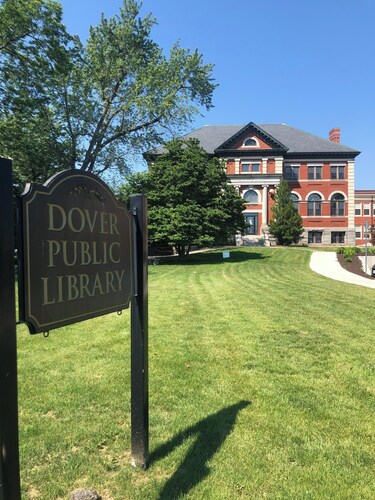 2-Bedroom Nook in Downtown Dover ~ Portsmouth/Durham ~ Parking! ~ Wine! ~ AC!