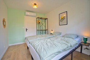 Strykejern/-brett, reiseseng for barn, wi-fi og sengetøy