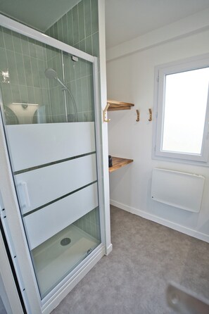 Shower, towels, toilet paper - Gîte - Ranch de Sologne - 30 people (Neuvy-en-Sullias)