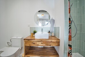 Ducha, toallas, papel higiénico