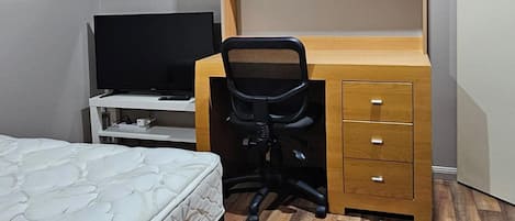 Tabla de planchar con plancha, wifi, ropa de cama