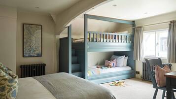 Family Room | Desk, iron/ironing board, free WiFi