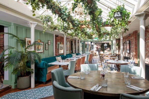 Outdoor dining - The Bull on Bell Street (Henley-on-Thames)