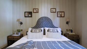 Classic Double Room | In-room safe, desk, iron/ironing board, free WiFi