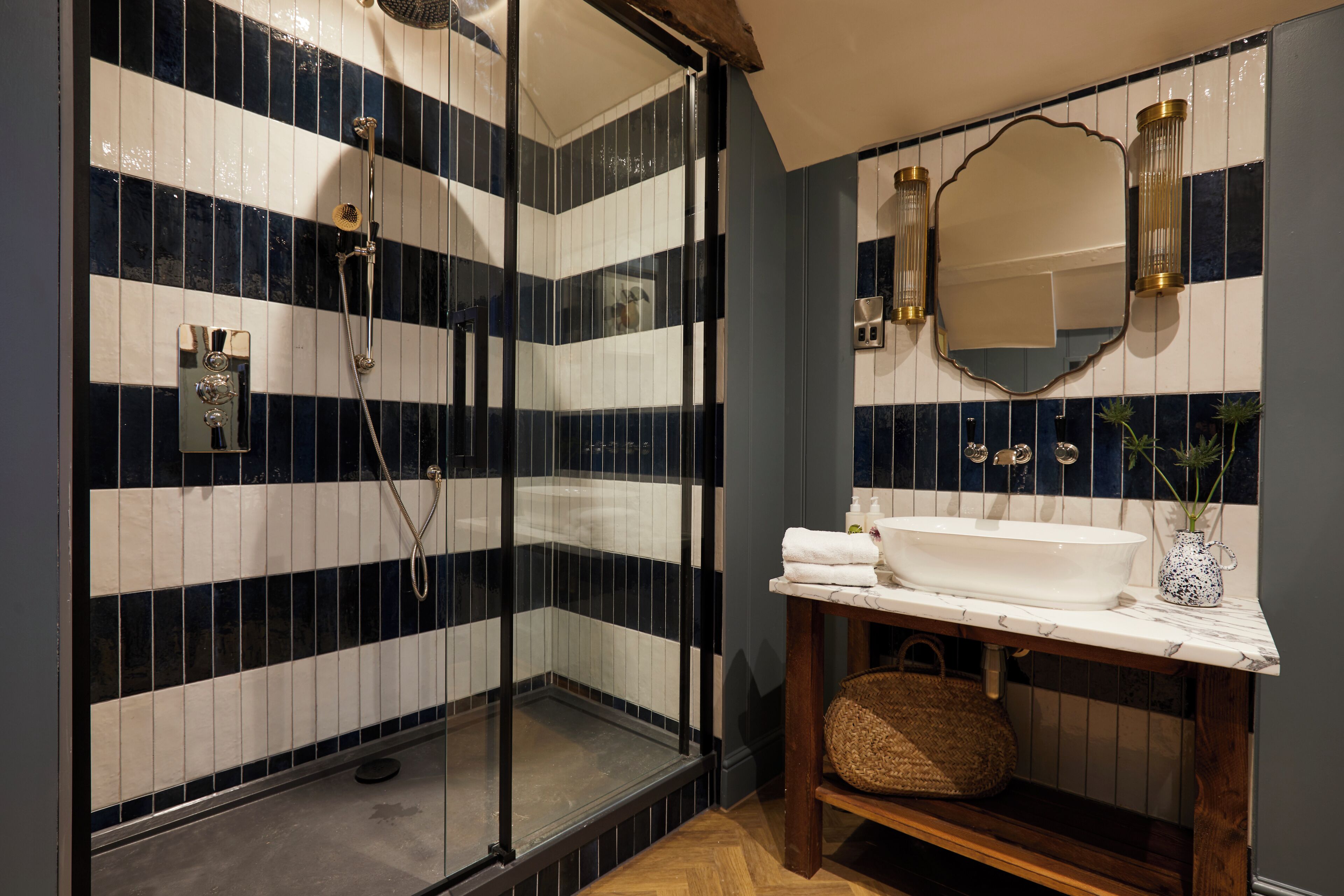 Superior Double Room | Bathroom | Hair dryer, towels, toilet paper