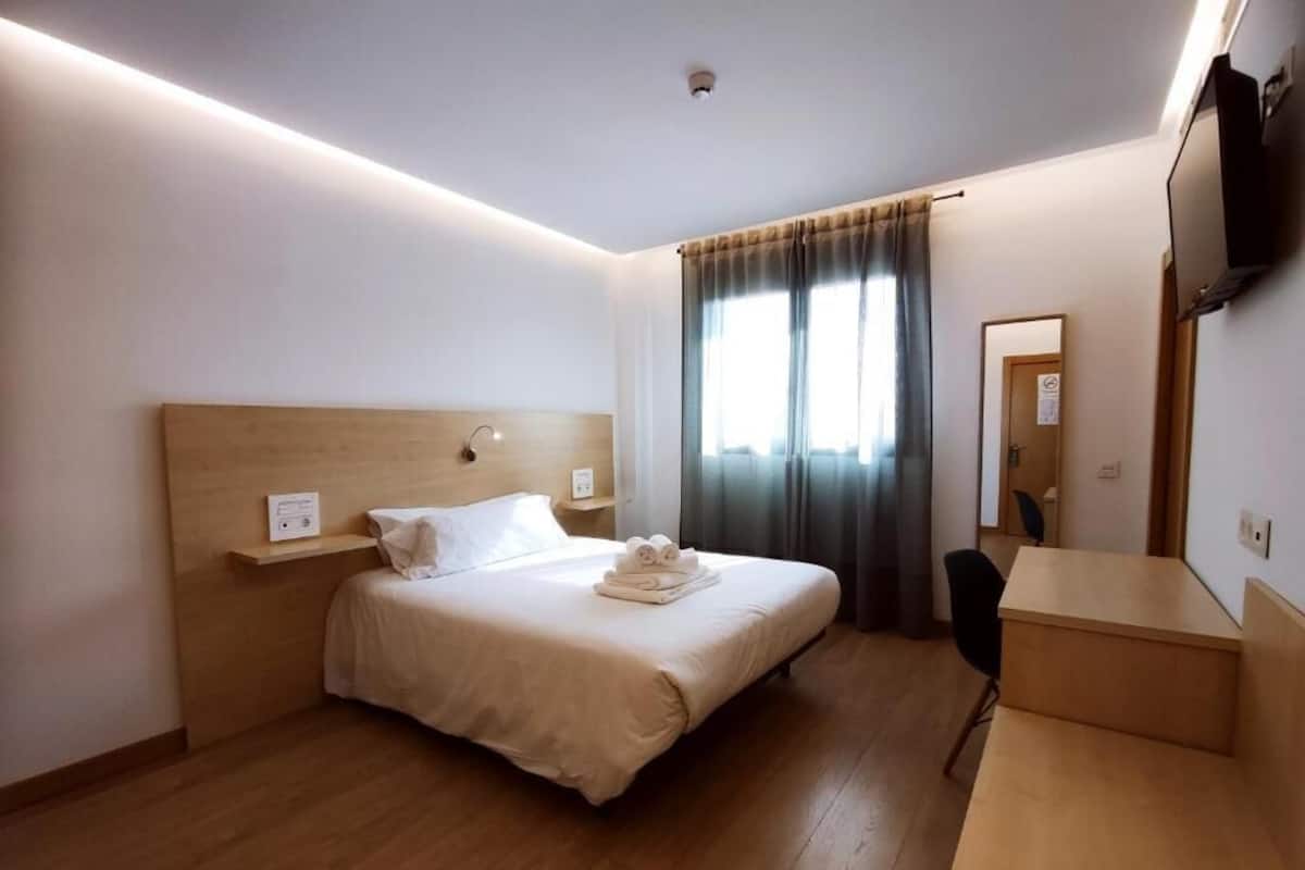 Family Double Room | Desk, laptop workspace, free WiFi
