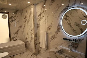 Separate tub and shower, towels, soap, shampoo - Bahria Premium Hotel (Rawalpindi)