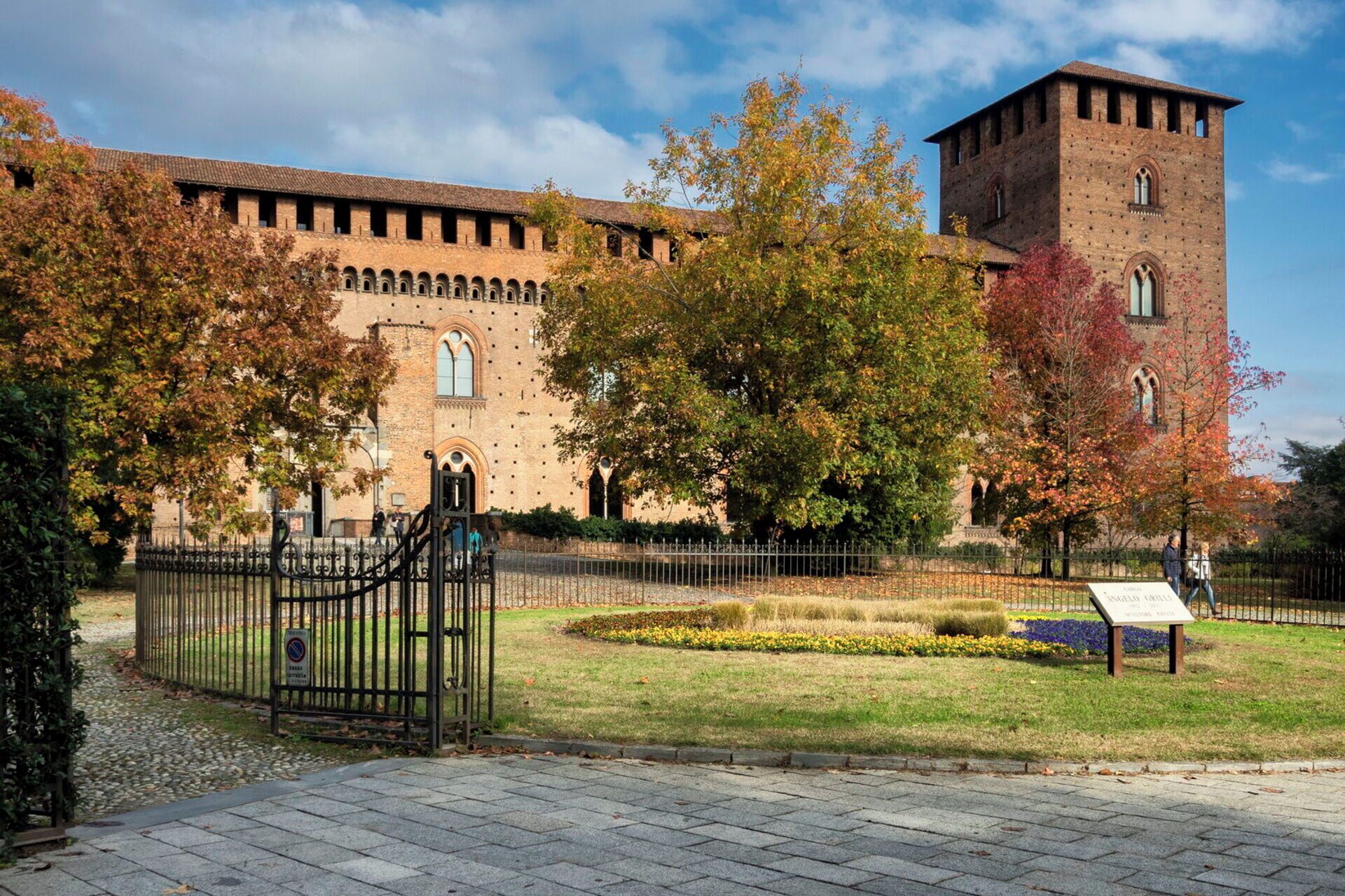 Edificio histórico con un patio central, una torre alta y un letrero que indica que es un museo.