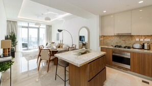 Une cuisine moderne avec des meubles en bois, un îlot central et des appareils électroménagers intégrés.