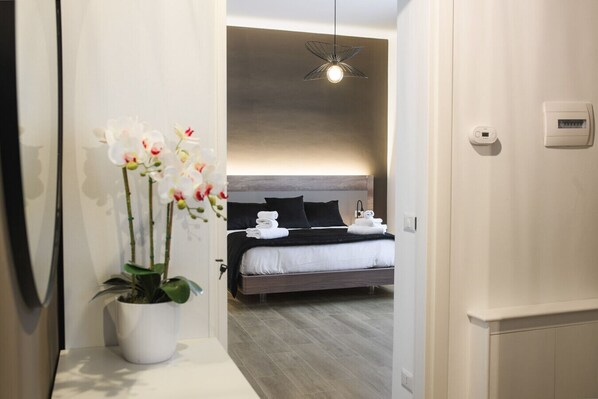 1 bedroom, desk, WiFi, bed sheets