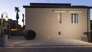 Een modern gebouw met een plat dak, een grote ton en een beveiligingscamera.